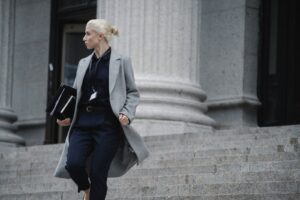 Kvinde på vej til en retssag