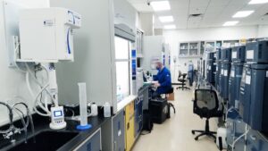 Laboratorie med varmeskabe og andet udstyr