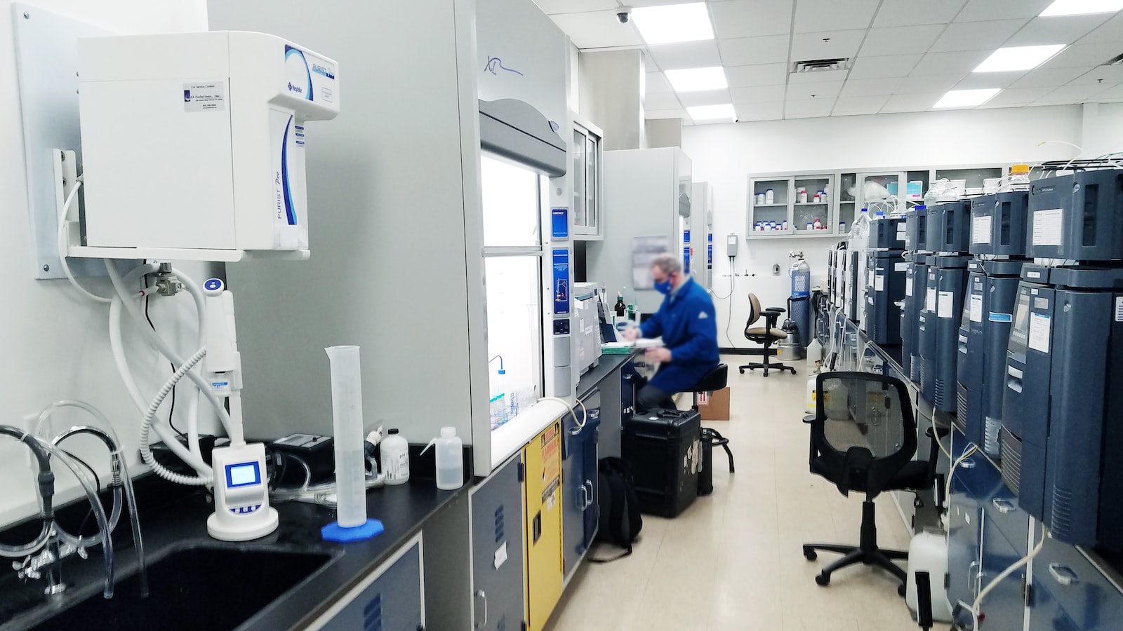 Laboratorie med varmeskabe og andet udstyr