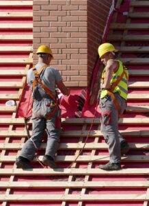 Arbejdere med faldsikring på et tag