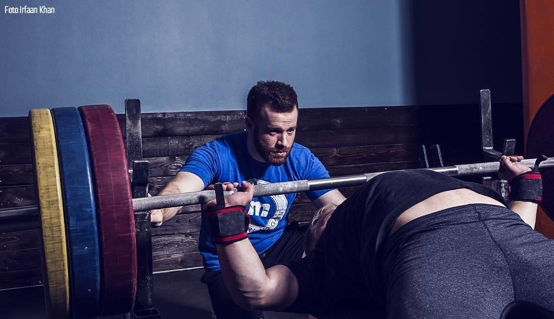 Jacob fra Maxer viser bench press